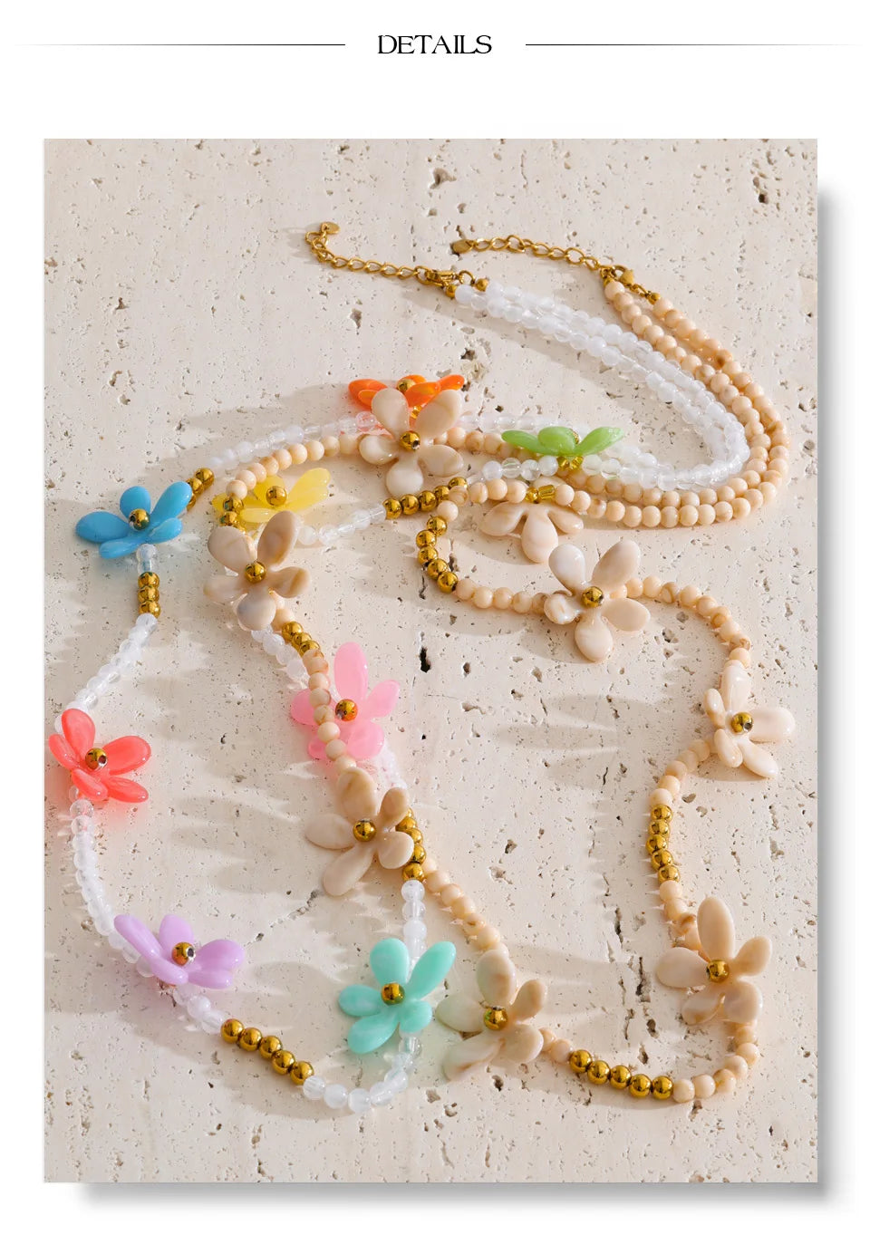 Pearl resin flower necklace in gold-plated stainless steel with pearl and resin.