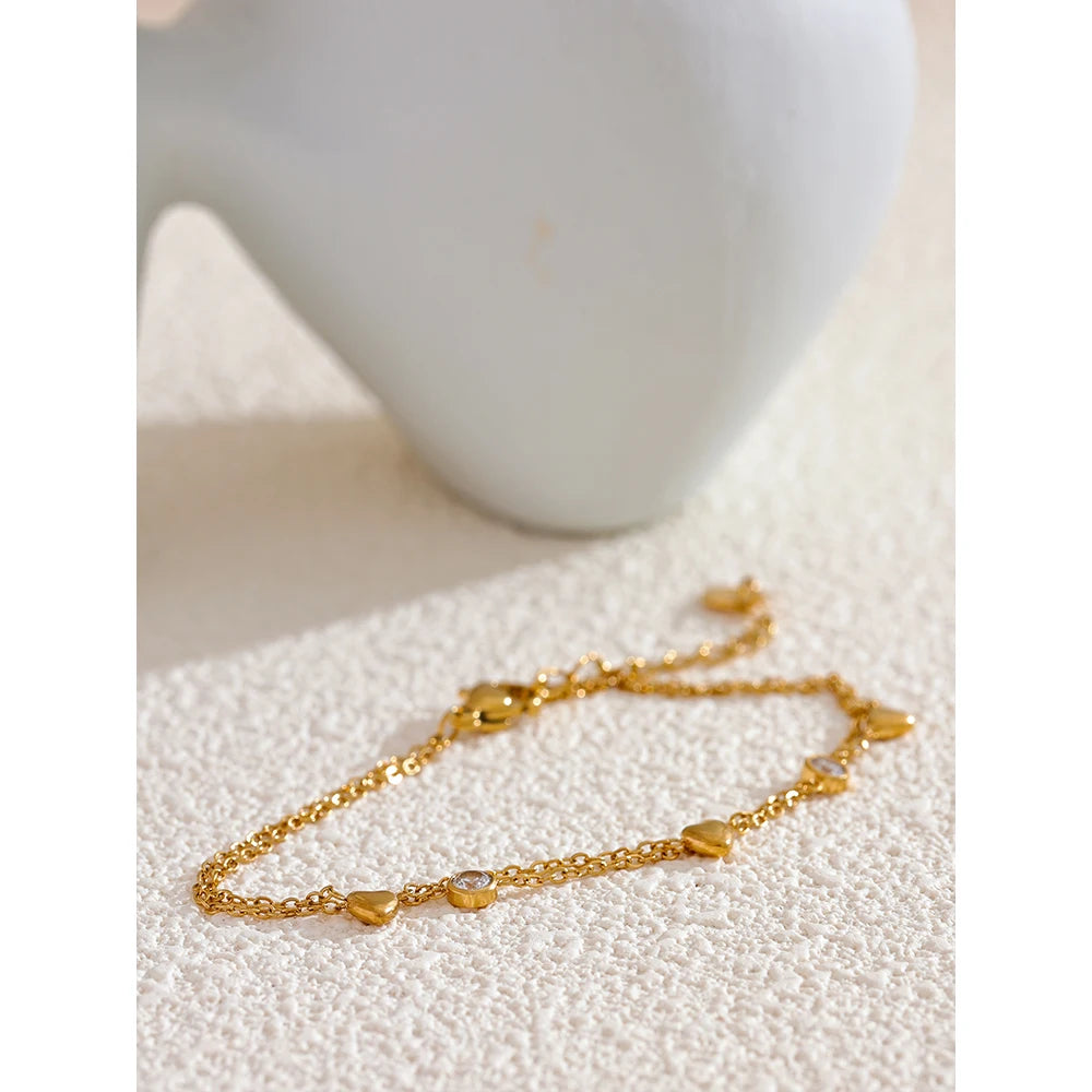 Cubic zirconia heart chain necklace in gold-plated stainless steel with cubic zirconia.