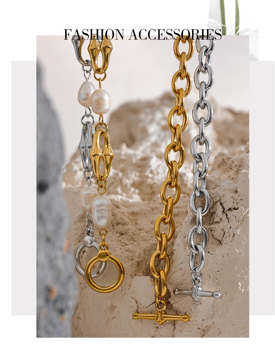 Freshwater pearl geometric chain necklace in gold-plated stainless steel with freshwater pearl.