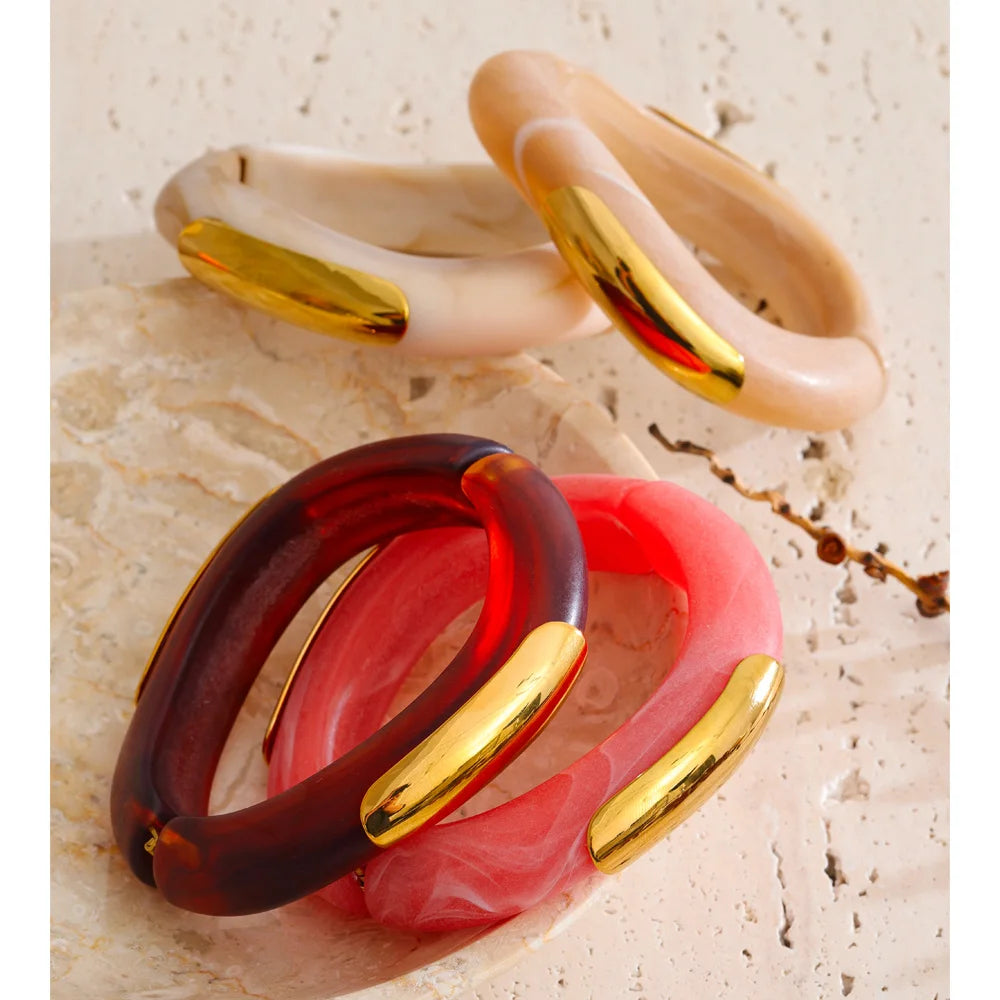 Resin acrylic multi-color bracelet in gold-plated stainless steel with resin and acrylic.