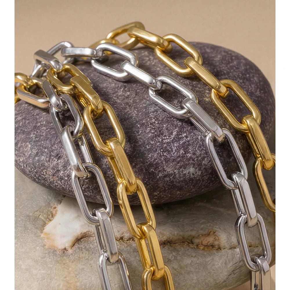 Geometric chain necklace in gold-plated stainless steel.
