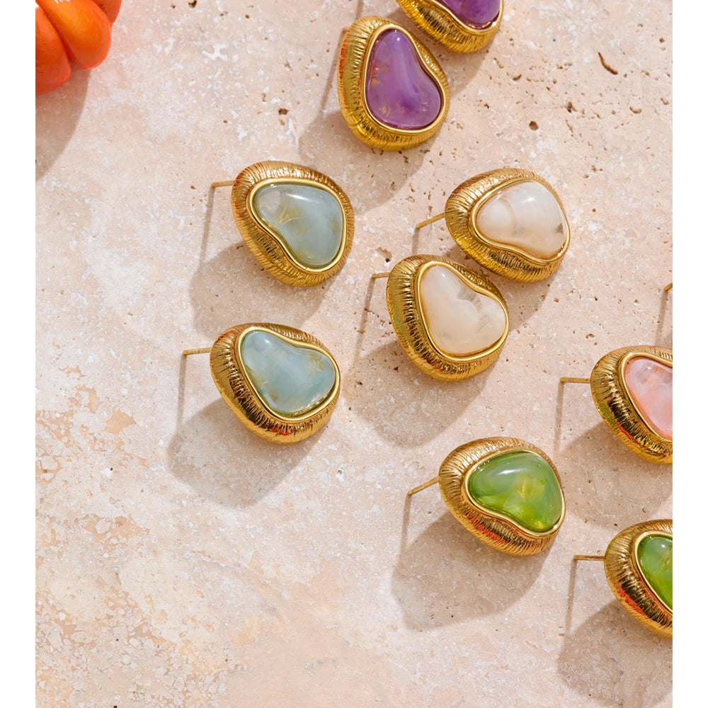 Resin acrylic heart earrings in gold-plated stainless steel with resin and acrylic.