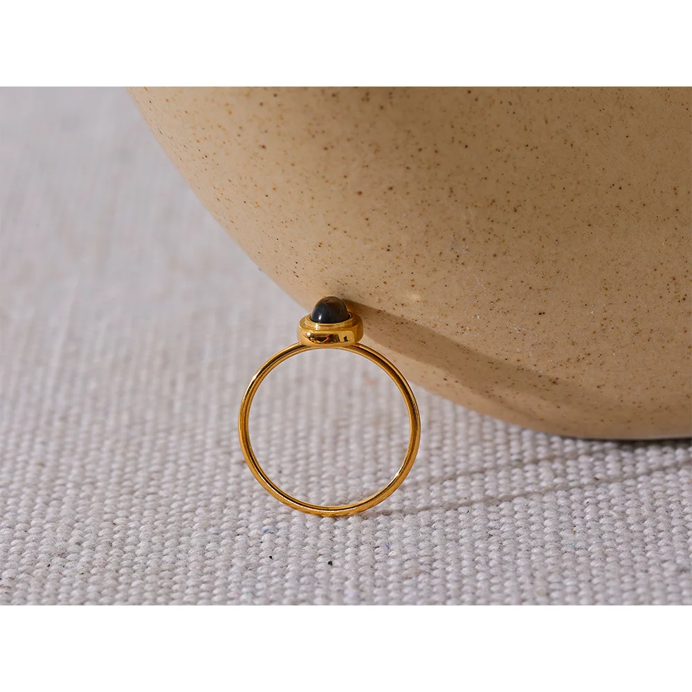 Natural stone geometric ring in 18K gold-plated stainless steel with natural stone.
