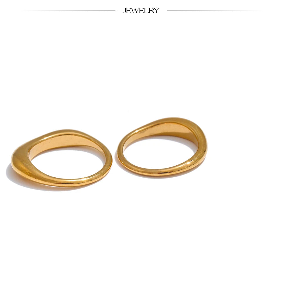 Hammered minimalist geometric ring in gold-plated stainless steel.