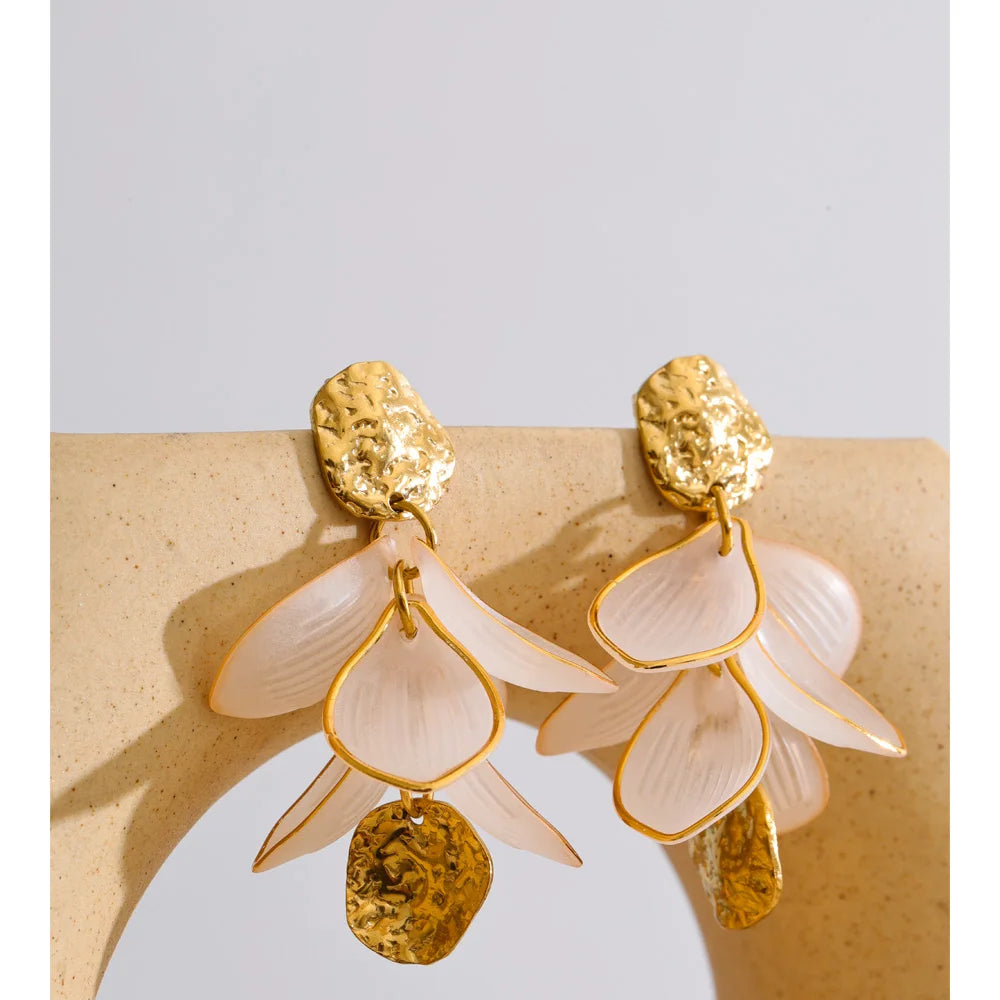 Resin acrylic flower earrings in gold-plated stainless steel with resin and acrylic.
