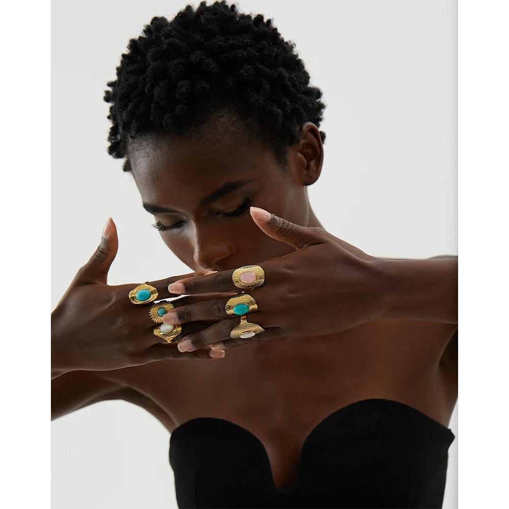 Green natural stone geometric ring in 18K gold-plated stainless steel with natural stone.