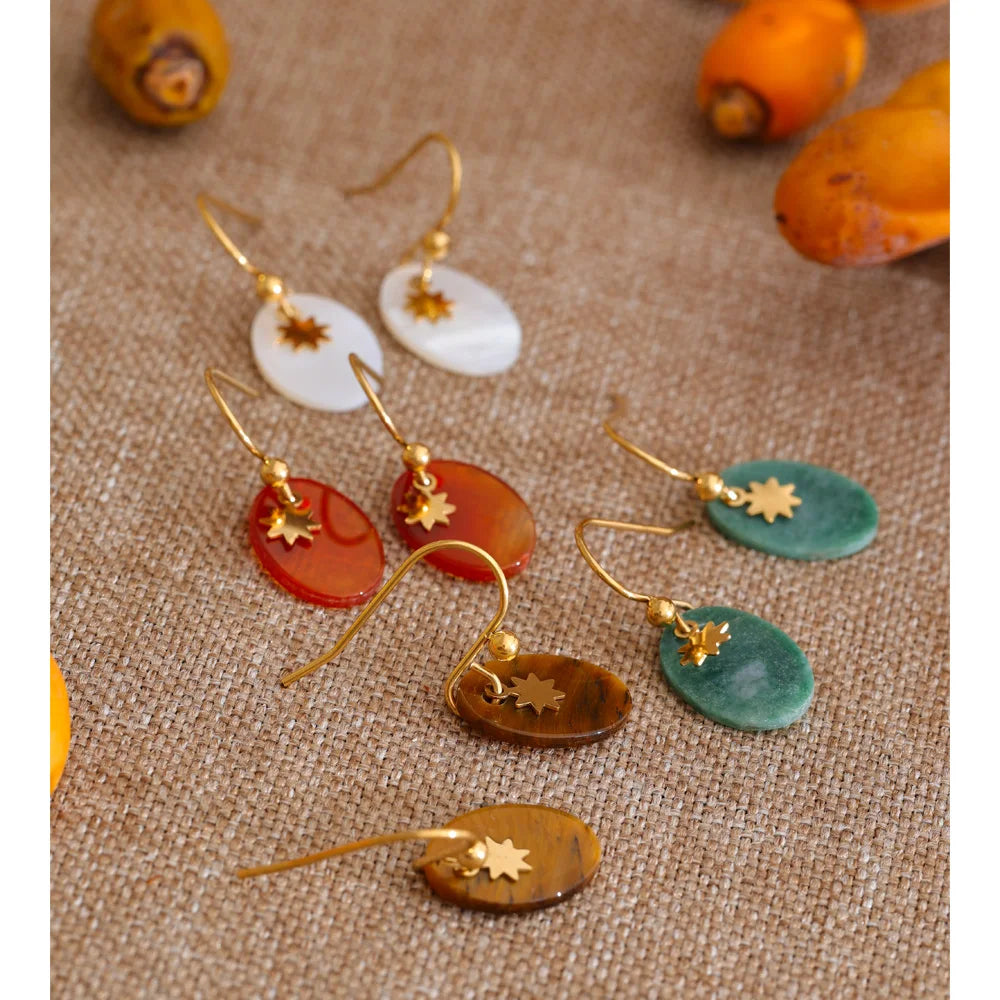 Natural stone geometric earrings in gold-plated stainless steel with natural stone.