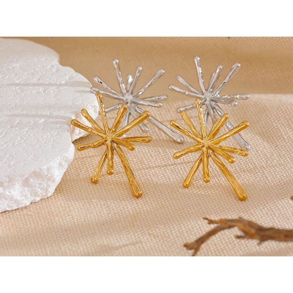 Hammered geometric earrings in gold-plated 316L stainless steel.
