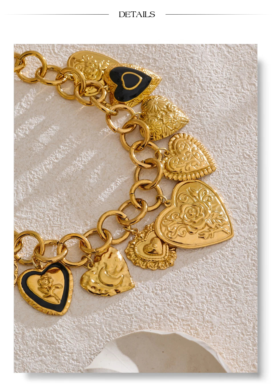 Heart necklace in gold-plated stainless steel.