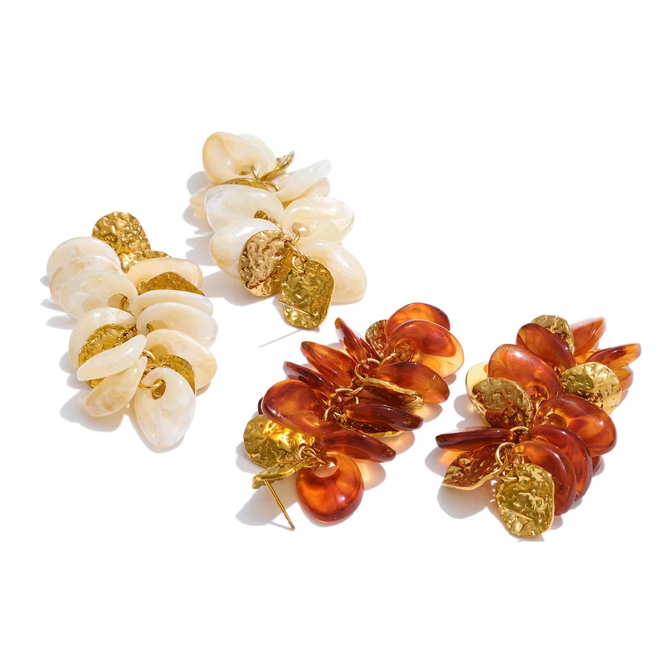 Amber resin flower earrings in gold-plated stainless steel with resin.