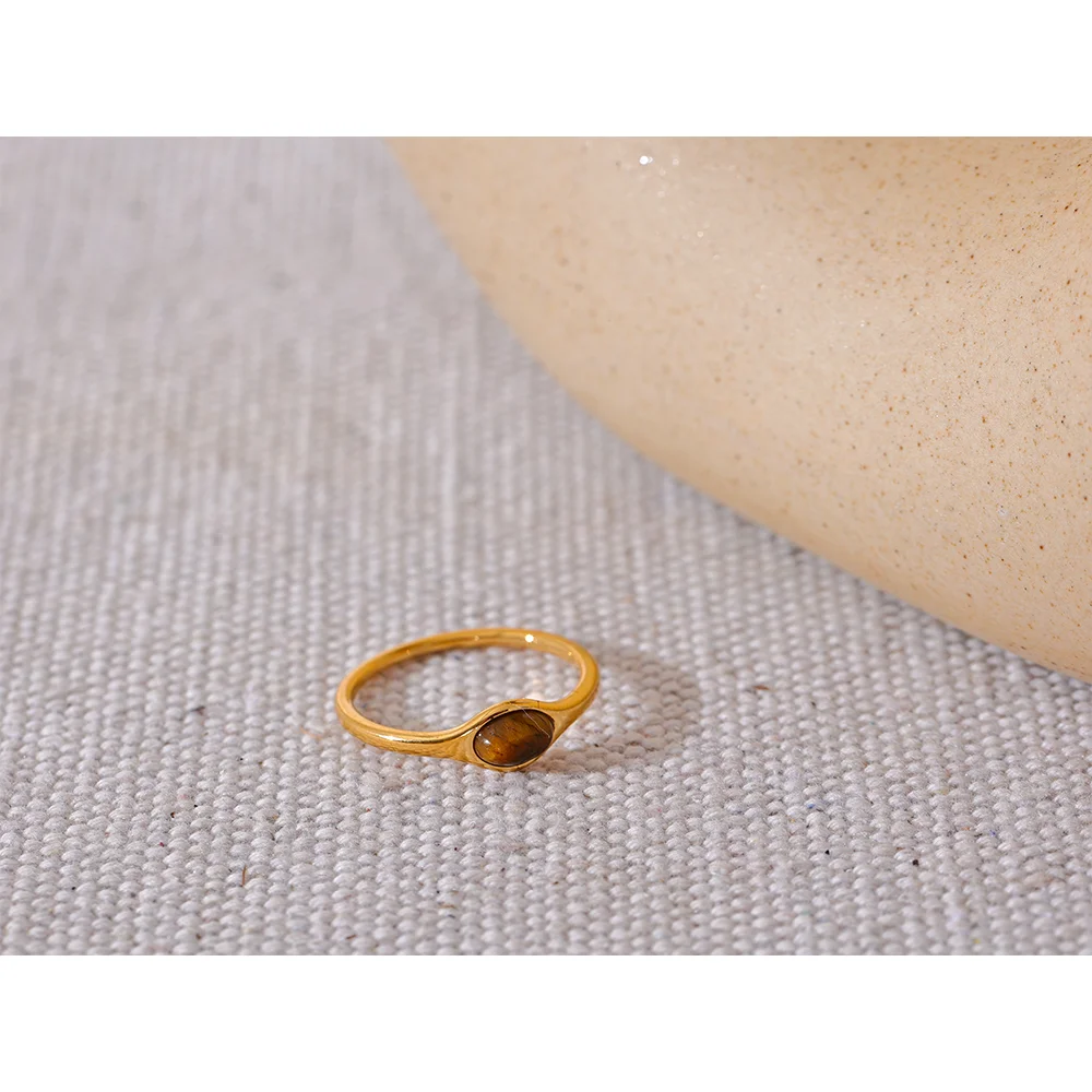 Natural stone geometric ring in 18K gold-plated stainless steel with natural stone.