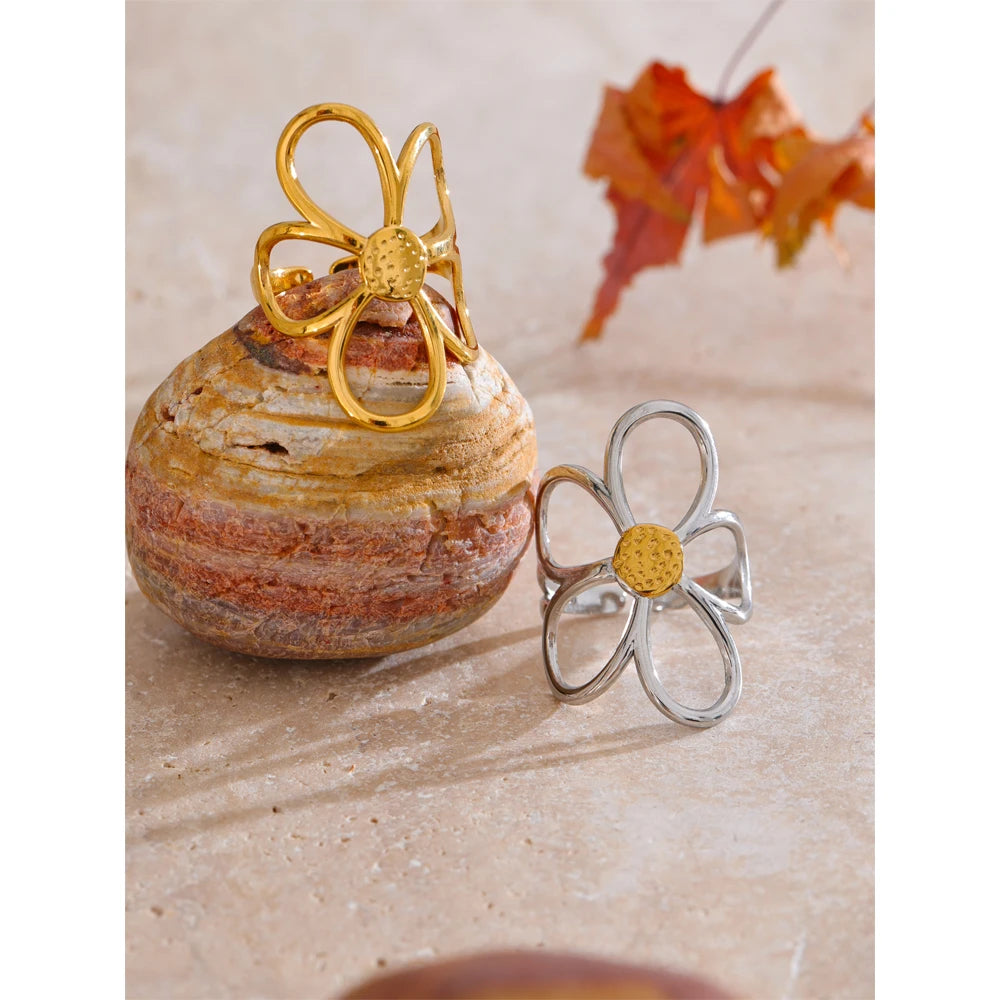 Flower ring in gold-plated stainless steel.