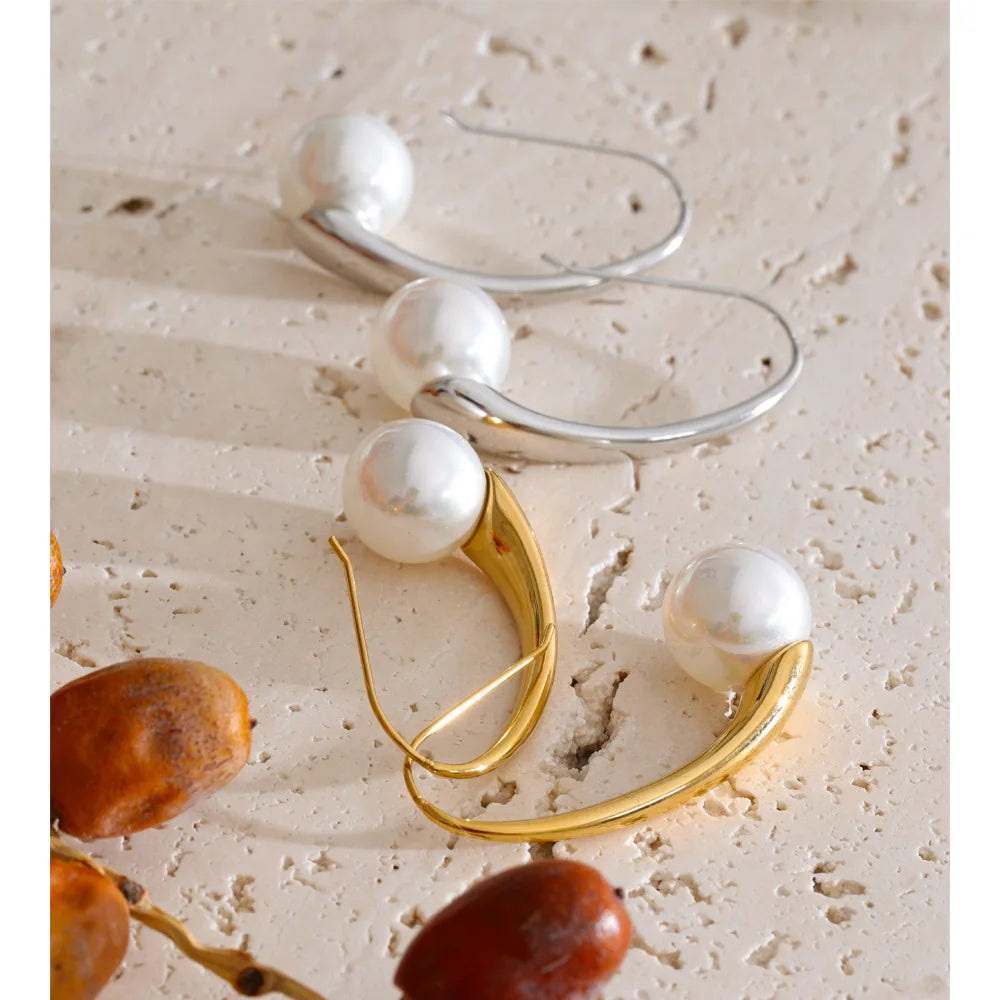 Pearl geometric earrings in gold-plated stainless steel with pearl.