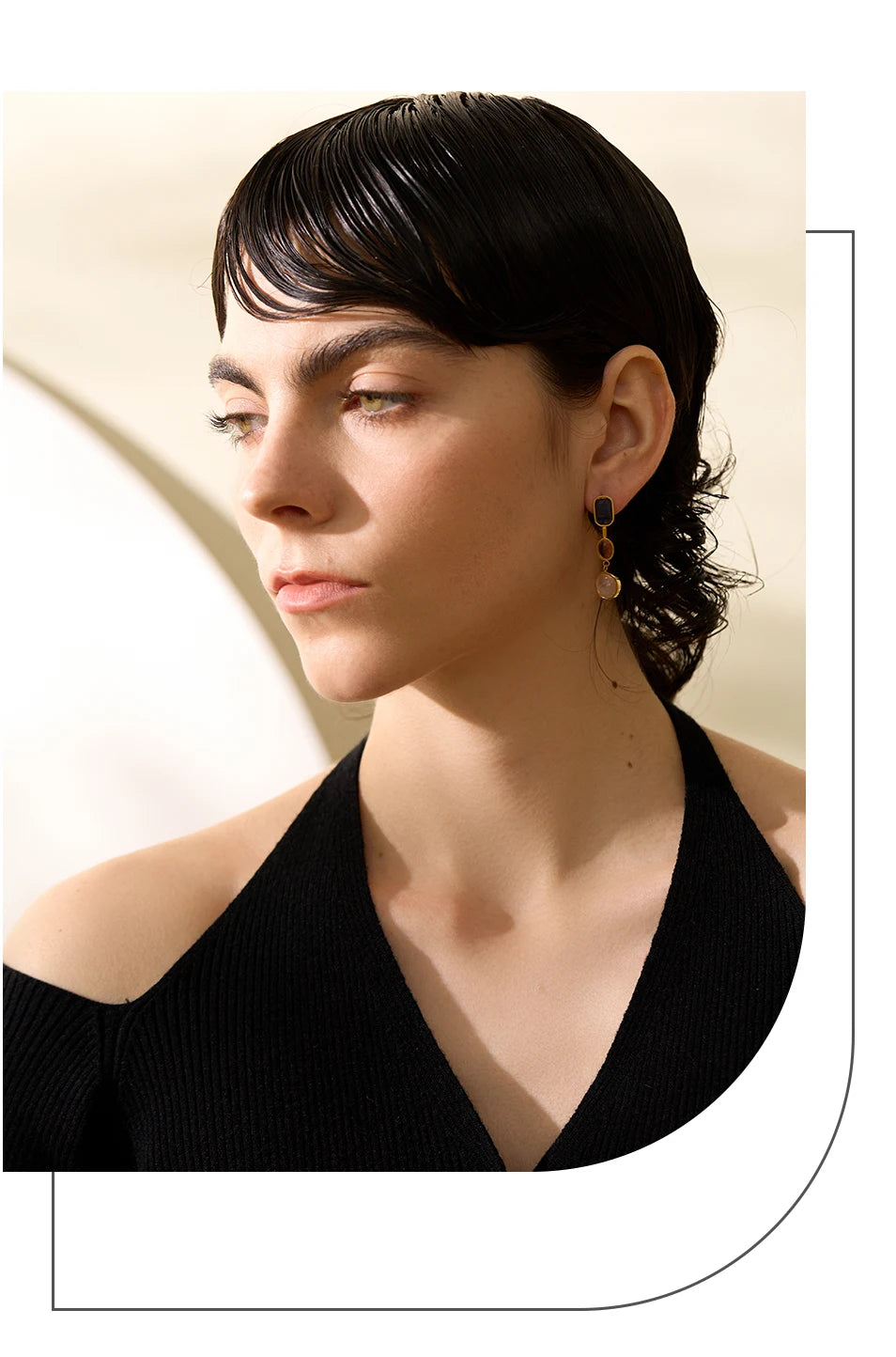 Natural stone geometric earrings in gold-plated 316L stainless steel with natural stone.