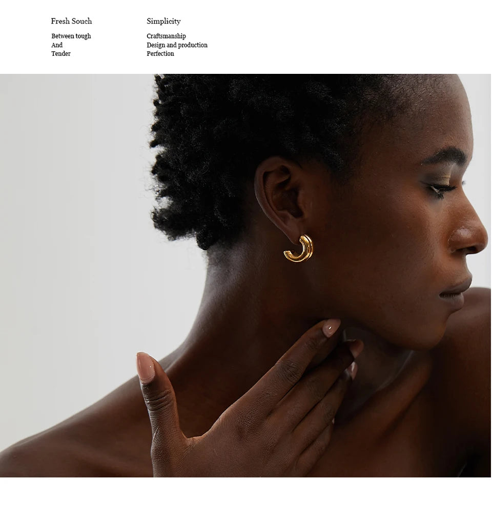 Minimalist geometric earrings in gold-plated stainless steel.
