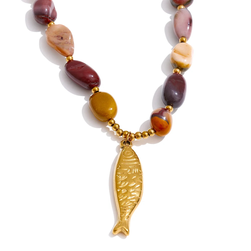 Natural stone beaded geometric necklace in gold-plated stainless steel with natural stone.