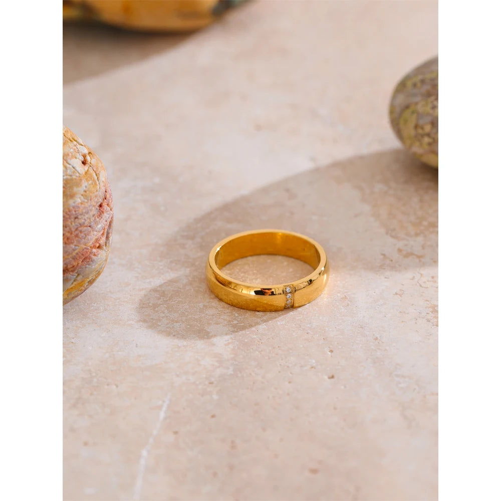 Cubic zirconia geometric ring in 18K gold-plated stainless steel with cubic zirconia.