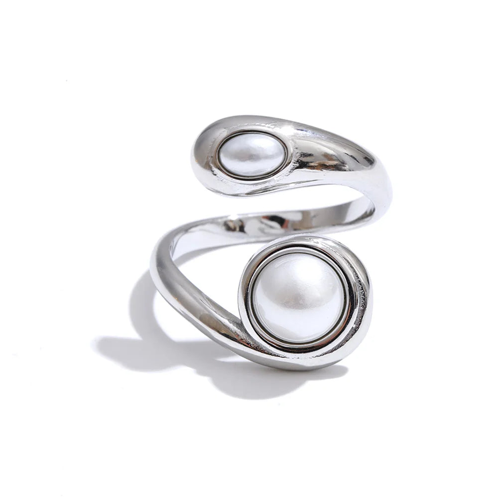 Pearl natural stone geometric ring in 18K gold-plated stainless steel with pearl and natural stone.