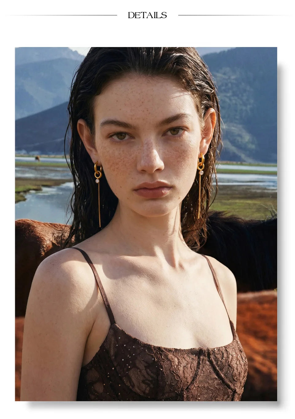 Geometric chain earrings in gold-plated stainless steel.