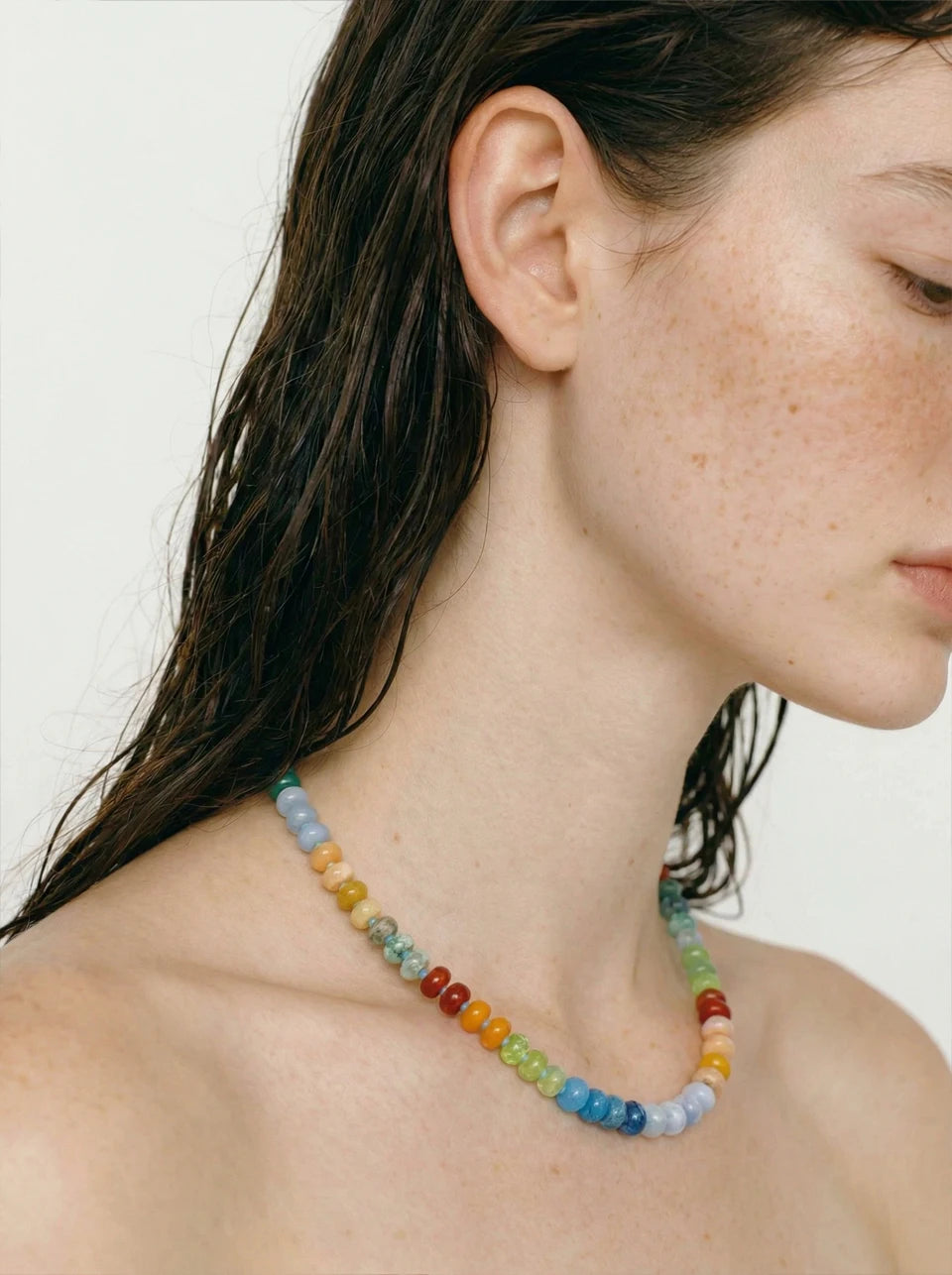 Natural stone beaded geometric necklace in gold-plated stainless steel with natural stone.