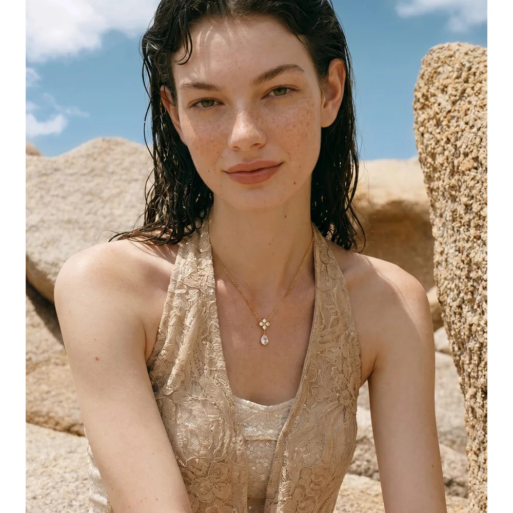 Cubic zirconia flower necklace in gold-plated stainless steel with cubic zirconia.