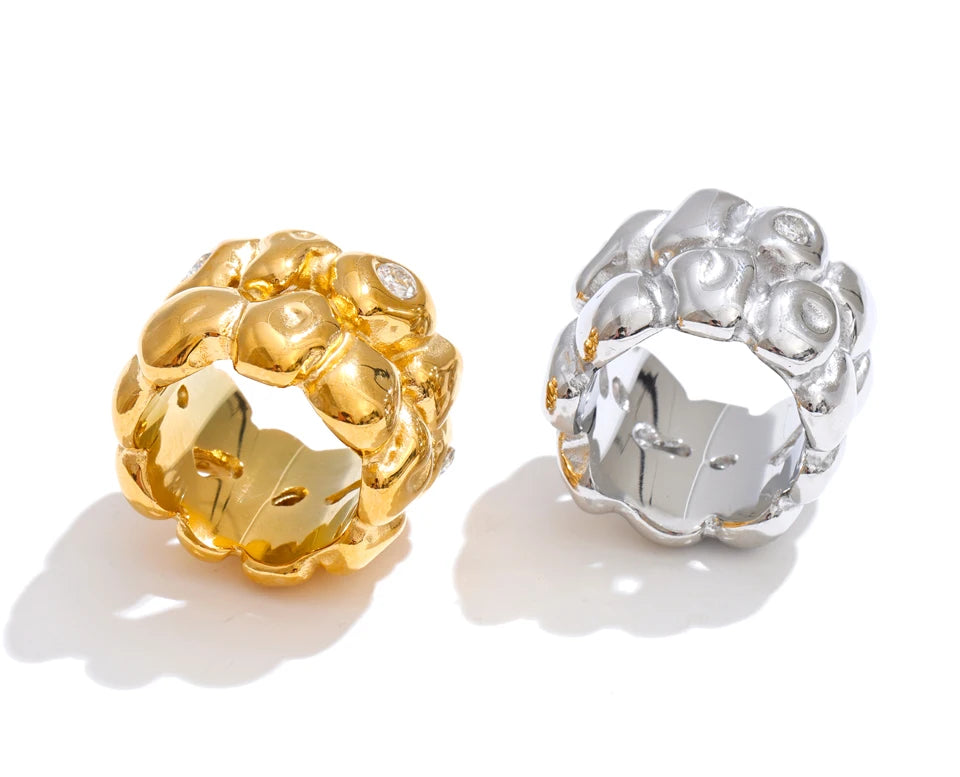 Cubic zirconia geometric ring in 18K gold-plated stainless steel with cubic zirconia.