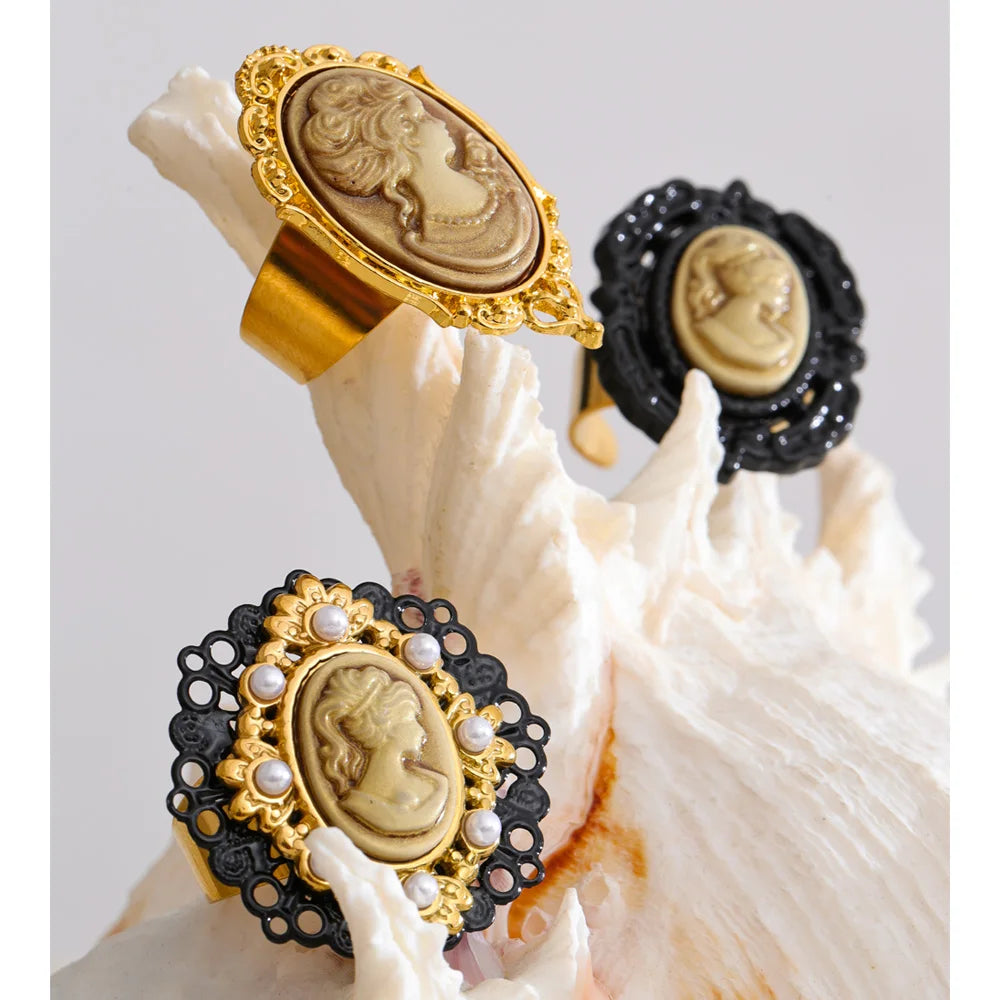 Pearl resin geometric ring in 18K gold-plated stainless steel with pearl and resin.