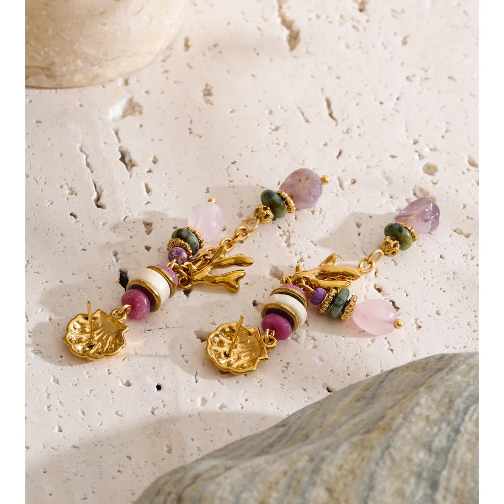 Natural stone geometric earrings in gold-plated stainless steel with natural stone.