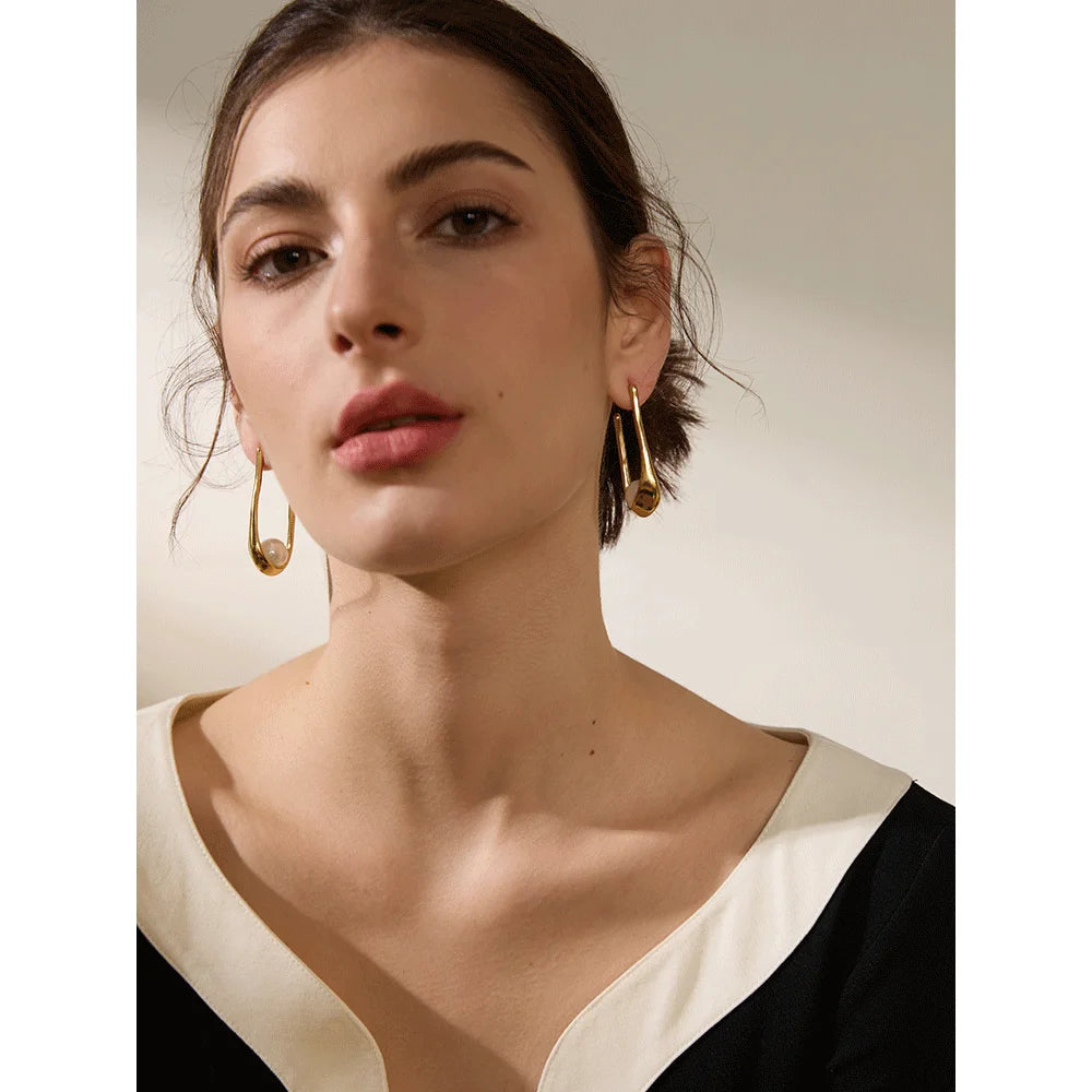 Pearl minimalist geometric earrings in gold-plated stainless steel with pearl.