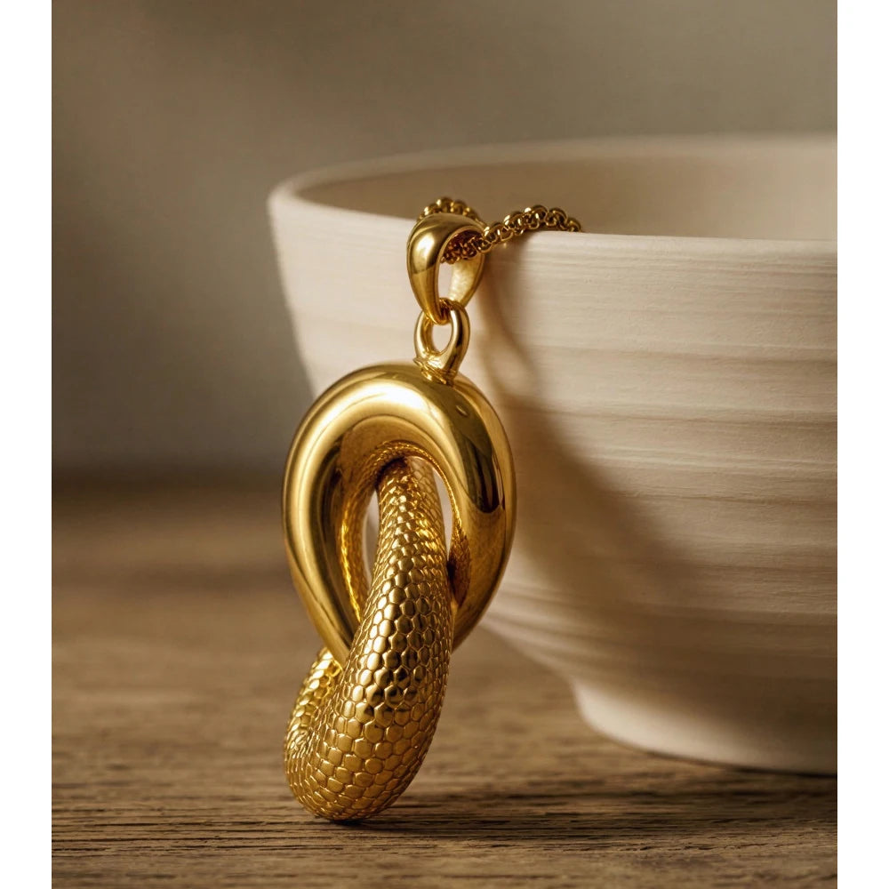 Geometric necklace in gold-plated stainless steel.