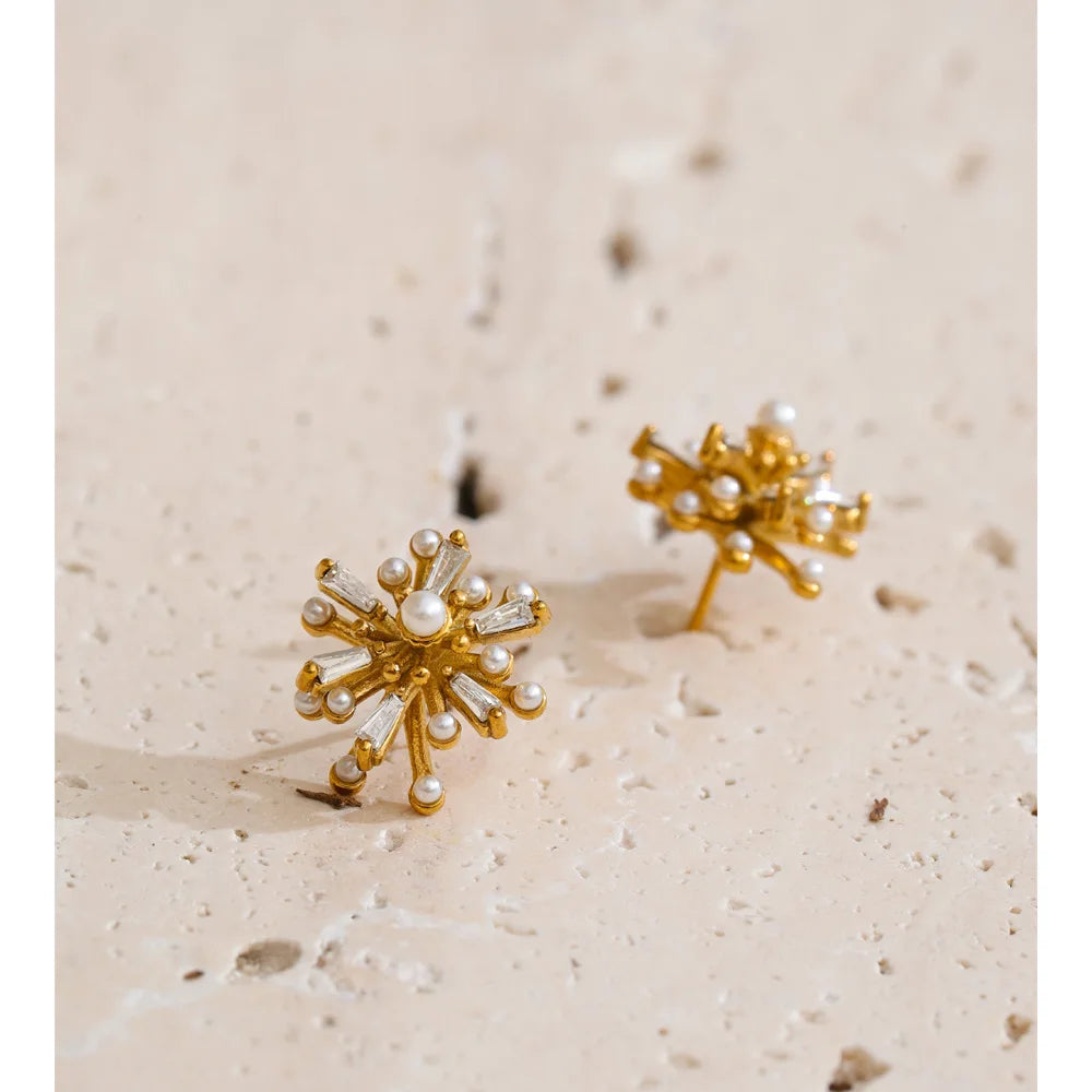 Cubic zirconia pearl flower earrings in gold-plated stainless steel with pearl and cubic zirconia.