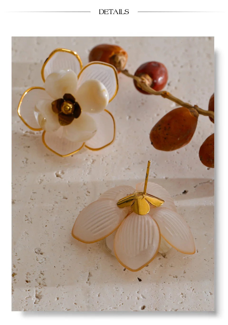 Resin flower earrings in gold-plated stainless steel with resin.