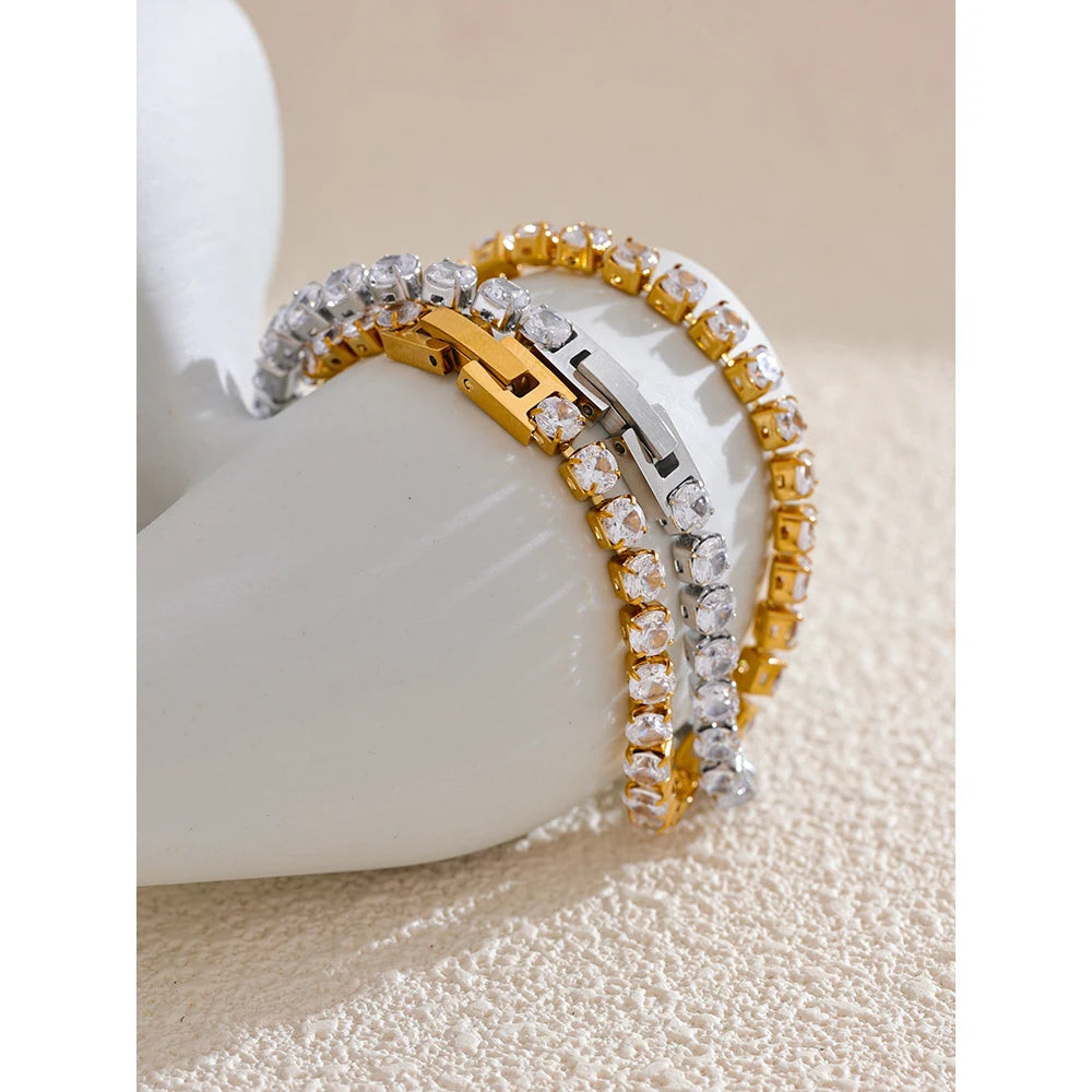 Cubic zirconia geometric chain necklace in gold-plated stainless steel with cubic zirconia.