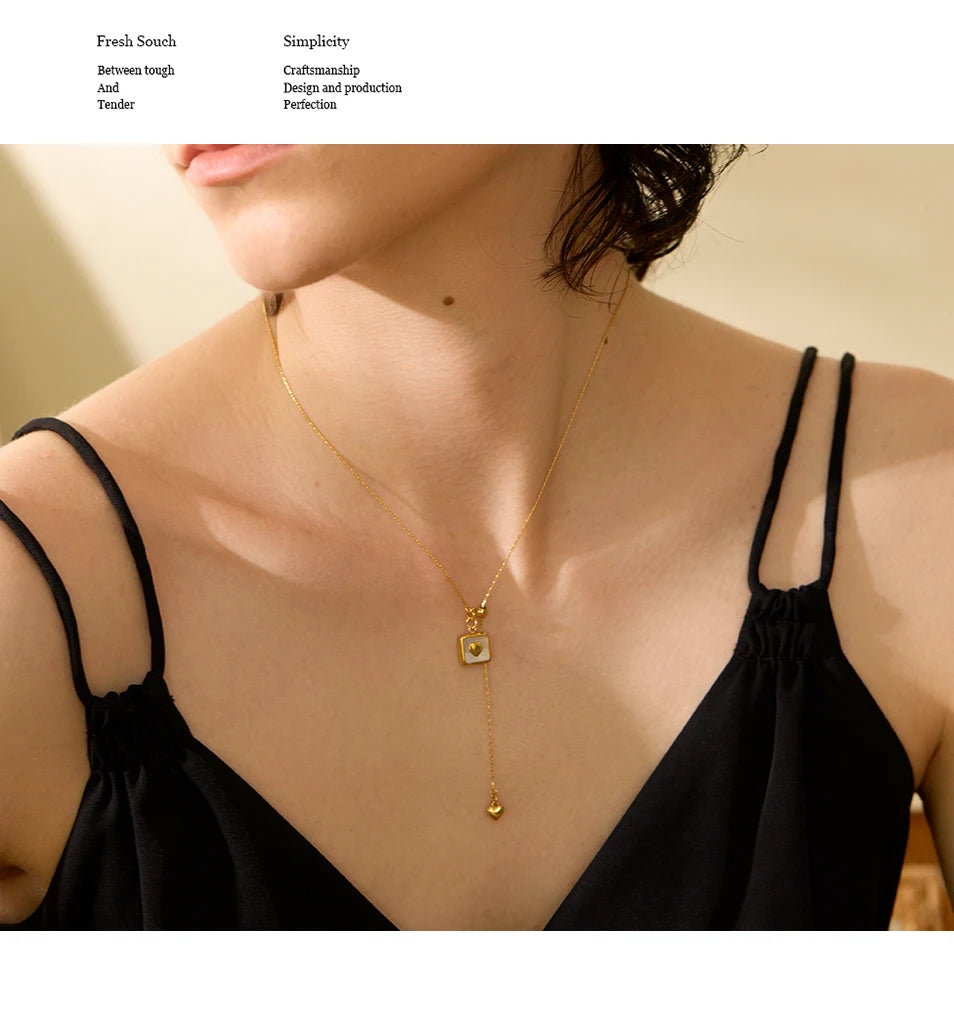 Shell heart geometric necklace in gold-plated stainless steel with shell.