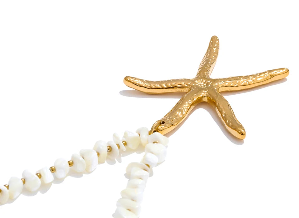 Shell star chain necklace in gold-plated stainless steel with shell.