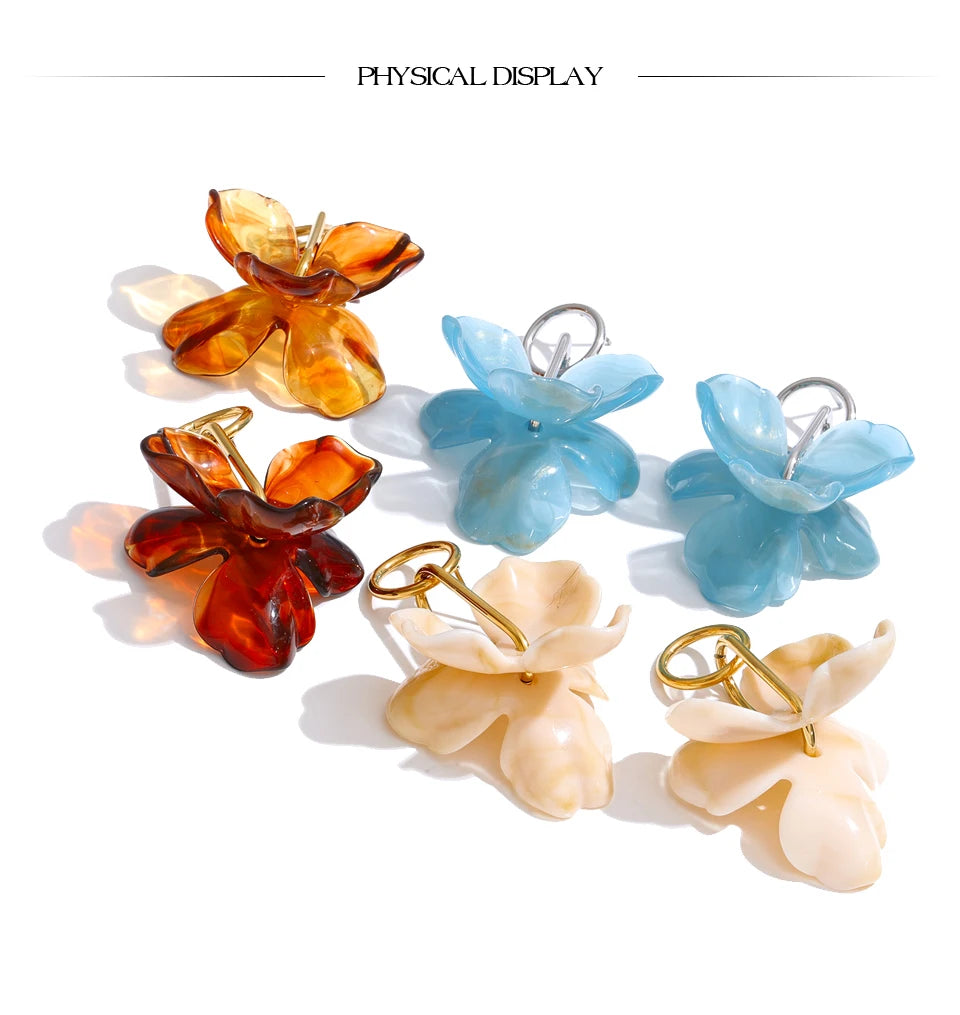 Resin flower earrings in gold-plated stainless steel with resin.