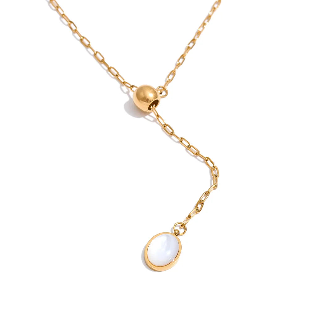 Shell natural stone geometric necklace in gold-plated stainless steel with natural stone and shell.