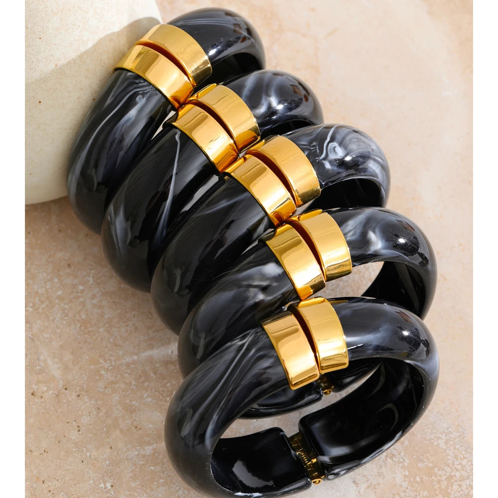 Green acrylic geometric bracelet in gold-plated stainless steel with acrylic.