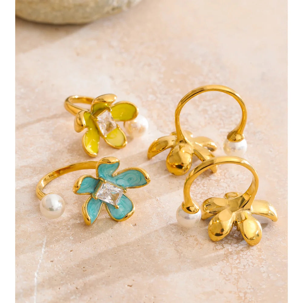 Cubic zirconia enamel flower ring in gold-plated stainless steel with cubic zirconia and enamel.