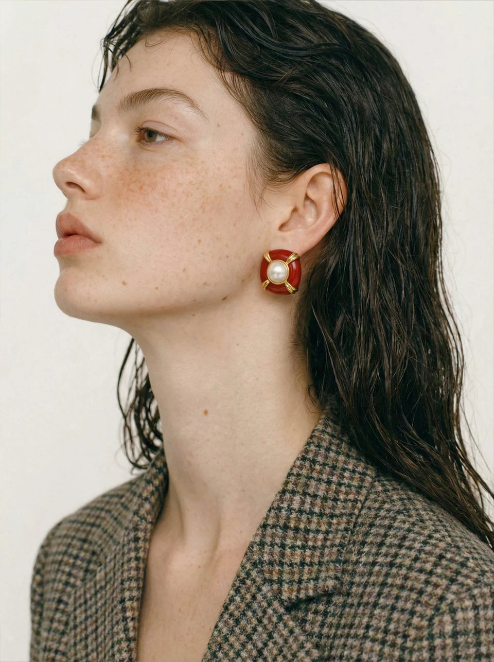 Pearl enamel multi-color earrings in gold-plated stainless steel with pearl and enamel.