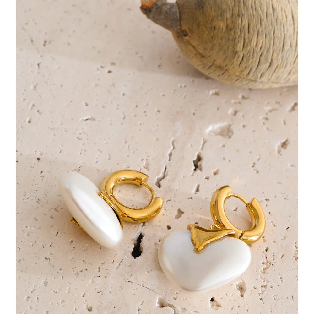 Pearl heart earrings in gold-plated stainless steel with pearl.