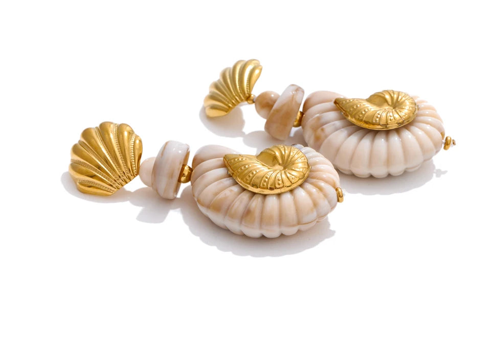 Shell resin geometric earrings in gold-plated stainless steel with shell and resin.
