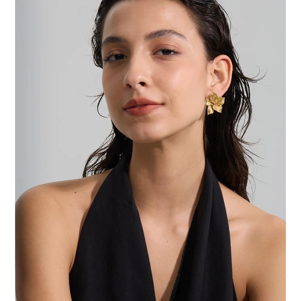 Flower earrings in gold-plated stainless steel.