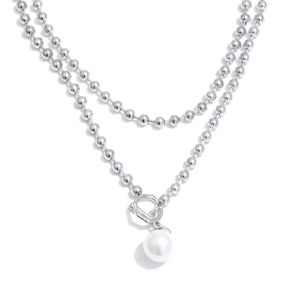 Pearl beaded geometric necklace in gold-plated stainless steel with pearl.