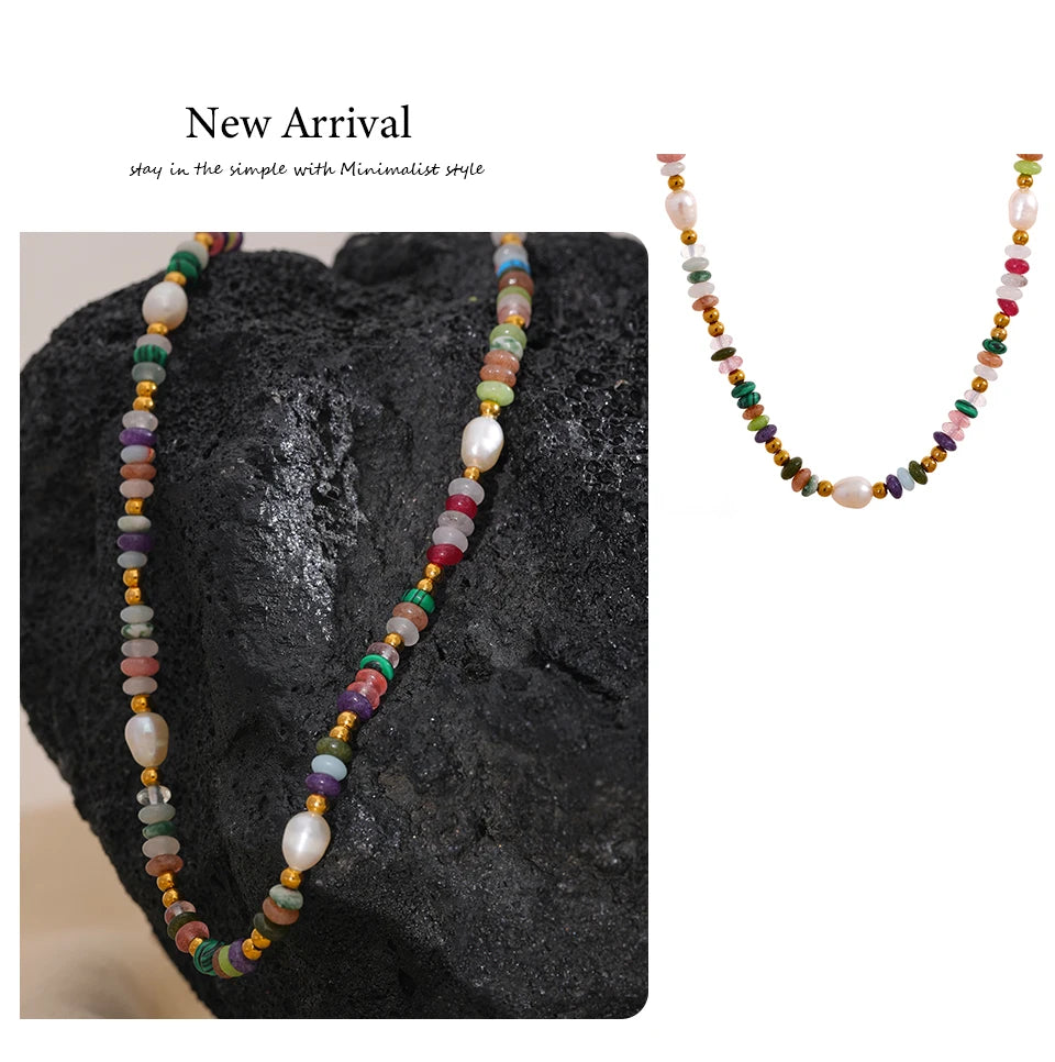 Freshwater pearl natural stone multi-color necklace in gold-plated stainless steel with freshwater pearl and natural stone.