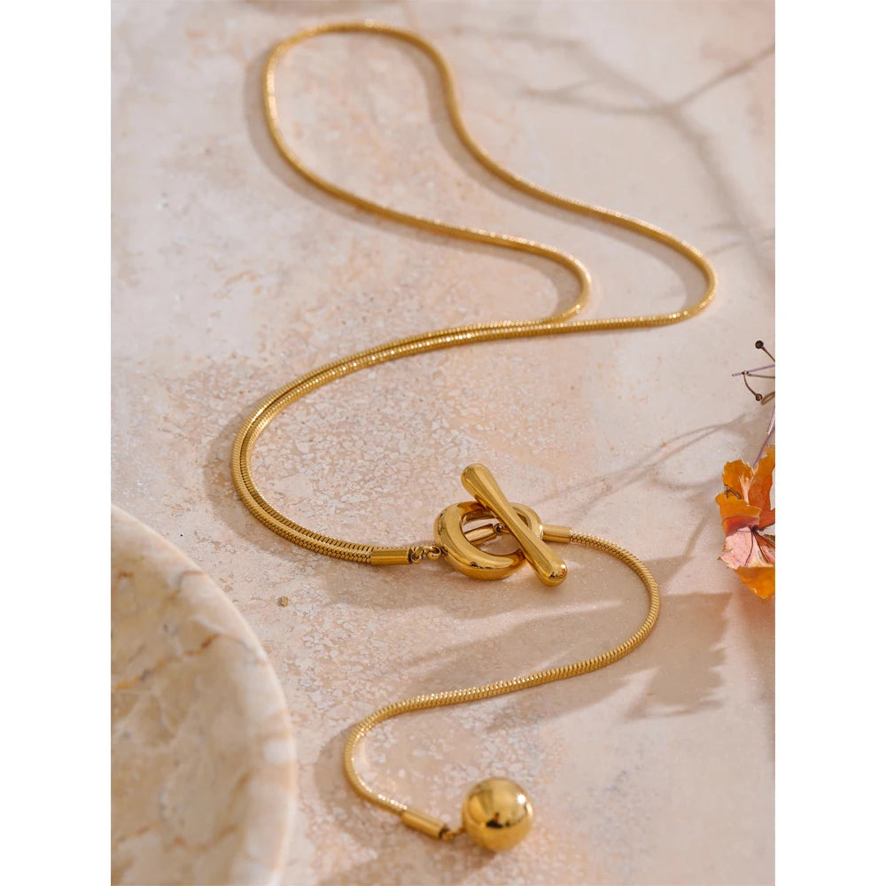 Geometric chain necklace in gold-plated stainless steel.