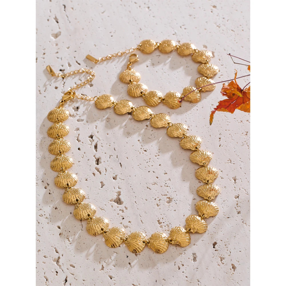 Shell hammered geometric necklace in gold-plated stainless steel with shell.