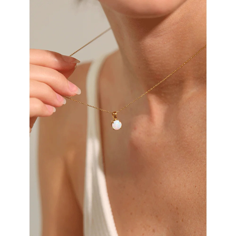 Natural stone geometric necklace in gold-plated stainless steel with natural stone.
