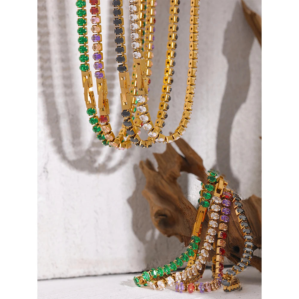 Cubic zirconia geometric necklace in gold-plated stainless steel with cubic zirconia.