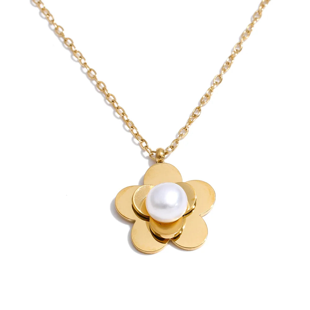 Pearl flower necklace in gold-plated stainless steel with pearl.